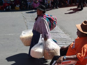 Typische Cholitas in den Straßen von La Paz